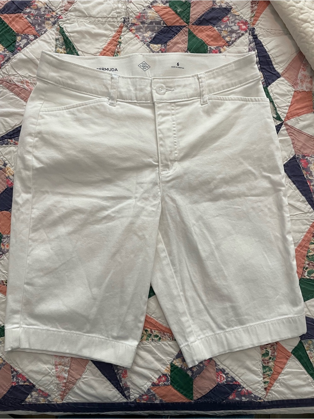 St. John’s Bay Classic White Bermuda Shorts Women’s Size 6